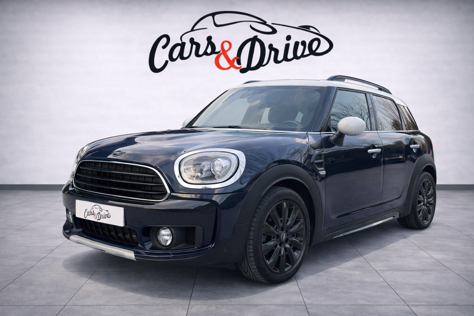 Mini Countryman en showroom moderno
